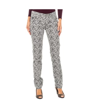 Pantalón, con diseño floreado.
Color Negro-blanco
Bajos con corte pitillo.
Cierre de botón y cremallera.
Dos bolsillos en la parte frontal, y mini bolsillo con detalle del logo de la marca bordado.
Dos bolsillos abiertos en la parte trasera.
Trabillas para el cinturón.
Costuras vistas a tono.
 
Composición:  98% Algodón - 2% Elastan

Instrucciones de lavado:
- Lavar máximo a 40ºC.
- Planchar a media temperatura, máx. 110ºC.
- Permite usar secadora.
- No usar lejía.
- No admite el  lavado en seco.