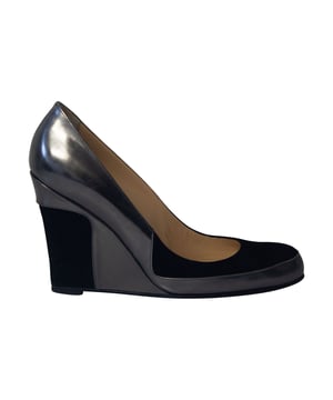 VINTAGE, UVP WIE NEU  
Dieses Paar Pumps von Christian Louboutin verkörpert die perfekte Mischung aus Charme und Eleganz. Fühlen Sie sich fabelhaft in diesem Paar Pumps, das aus Leder und Wildleder gefertigt ist. Sie sind mit runden Zehen, einem spielerischen Texturenspiel auf dem Obermaterial, Keilabsätzen und den klassischen roten Sohlen gestaltet.

Christian Louboutin Metallic Wedge Pumps aus grauem Leder  
Material: Leder/Wildleder  
Farbe: Grau/Schwarz  
Größe: EU38.5/US8.5/UK5.5  
Zustand: Sehr gut  
Abnutzungserscheinungen: Leichte Abnutzung an den Sohlen; Minimale Markierungen am Äußeren  
SKU: 209532