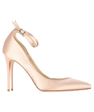 VINTAGE, RRP AS NEW
Step into timeless elegance with the Jimmy Choo Lucy 100 Pointy Toe Pumps in Nude Satin, featuring a captivating dusty rose color. These pumps effortlessly exude sophistication and grace. With a leg-lengthening stiletto heel and an artfully designed wrap-around style that includes an exposed section on the inner side of the foot and a dainty ankle strap, Lucy is the perfect choice for a dressy dinner or formal evening event. Let these luxurious pumps be the center of attention and make a lasting impression at any occasion.


with Dust bag


Condition: Good
Signs of wear: Minor markings, Used but well maintained. Moderate creasing and marks at surface, wear at soles or replaced soles.
Packaging: Dust bag
Color: nude
Material: Satin
Size: EU39.5
Measurements: Heel height: 110; Insole length: 290
SKU: NAPPUGBSH370349W