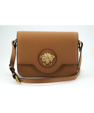 A estrenar con etiquetas y bolsa guardapolvo.
  Bolso de hombro 100% autentico de Versace.
  Color: Marron.
  Material: Piel de becerro.
  Cierre de solapa en la parte superior.
  1 compartimento principal.
  1 bolsillo interior.
  Herrajes metalicos en tono d.