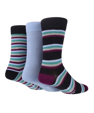 Wild Feet is een geweldige keuze als je op zoek bent naar kwaliteit, traditionele kleuren en klassieke streeppatronen voor je voeten. Als je op zoek bent naar een zachtere geklede sok, dan zijn deze de ideale sokken voor jou! Deze sokken zijn gemaakt van een rijke viscose van bamboe materiaal waardoor ze zeer ademend, natuurlijk vochtafvoerend en enkele van de zachtste sokken die je ooit zult dragen! Deze sokken zijn ideaal voor dagelijks gebruik of voor de werkdag. Ze kunnen zelfs een geweldig cadeau zijn voor iemand waarvan je weet dat hij een upgrade van zijn sokkenla nodig heeft met het geweldige comfort dat ze bieden. Wild Feet is een reeks sokken met coole ontwerpen, gedurfde kleuren en eigenzinnige slogans - van mopshonden en pinguïns tot leeuwen en lama's! - Kies uit een reeks stijlen voor heren en dames, van jurk tot sneakersokken. Er zijn zelfs enkele sportieve stijlen beschikbaar! Er zijn 11 variaties om uit te kiezen, waarvan 4 met gestreepte patronen. Ze zijn verkrijgbaar in één maat heren 39-45 EU, zijn gemaakt van 70% viscose bamboe 28% polyester 2% elastaan ​​en zijn machinewasbaar.