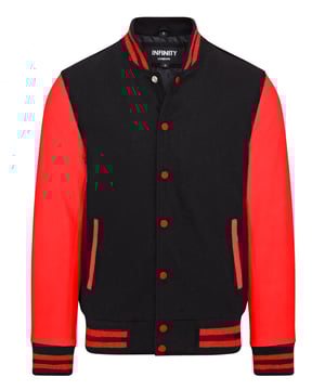 Presentamos el epítome del estilo universitario: nuestra chaqueta de lana estilo béisbol Letterman con mangas de cuero auténtico. Confeccionada con lana fina y duradera y un tejido de lana suave para el cuello, las mangas y la cintura, esta chaqueta promete comodidad y longevidad. Las mangas de cuero genuino añaden un toque de lujo y durabilidad, mientras que el fino forro con un bolsillo interior ribeteado de lana completa el paquete. Cada chaqueta universitaria está hecha a medida con combinaciones de colores y diseños de adornos consistentes.

Exterior de lana con mangas de piel de oveja auténtica.
Cierre de botón frontal
Forro interior de poliéster suave con dos bolsillos interiores, incluido un bolsillo para el móvil
Costuras de alta calidad.