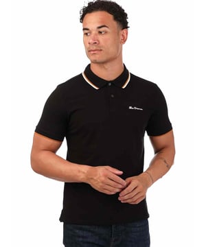 Unser ikonisches Poloshirt besteht aus 100% Bio-Baumwolle und bietet einen zeitlosen Look für Männer. Dieses klassische Design umfasst kontrastierende Details am Kragen und an den Manschetten, die einen stilvollen Akzent setzen. Es verfügt über eine Zweiknopfleiste, einen flach gestrickten Kragen und kurze Ärmel. Das Shirt hat auch eine Stickerei auf der Brust und ist in einer klassischen Passform gestaltet.