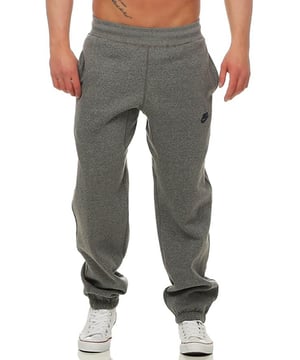 Nike Herren-Fleece-Jogger in Anthrazit.     
Nike Navy-Stickerei auf dem linken Bein.     
Reichhaltiges Baumwoll-Mischgewebe mit warmem Fleece-Futter.     
Marinefarbener, kontrastierender Gummizug am Bund mit verstellbaren inneren Kordeln.     
Zwei seitliche Einschubtaschen und eine Tasche für die Brieftasche.