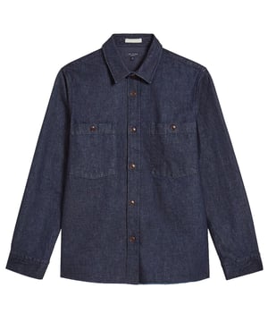 Eleva tu vestuario informal con la camisa vaquera Ted Baker Enfield para hombre, un complemento versátil y elegante que combina a la perfección comodidad y diseño contemporáneo.

Características principales:

 Tejido vaquero:  La camisa Enfield está confeccionada en tejido vaquero de alta calidad, que aporta una estética atemporal y robusta que añade carácter a tu look.

Corte entallado: Diseñada con un corte entallado, esta camisa ofrece una silueta moderna que complementa diversas formas corporales al tiempo que mantiene la comodidad.

Estilo abotonado: El estilo abotonado añade un toque clásico, permitiéndote llevarla abotonada para un look pulido o abierta para un ambiente más relajado.

Detalles sutiles de Ted Baker: Busca detalles sutiles de Ted Baker, como botones con la marca, costuras en contraste o bordados con el logotipo, que muestren la atención al detalle de la marca.

Un básico versátil para tu armario: ideal tanto para ocasiones informales como elegantes, esta camisa vaquera puede combinarse con cualquier estilo.

Bolsillo en el pecho: La inclusión de un bolsillo en el pecho añade un elemento funcional y elegante a la camisa.