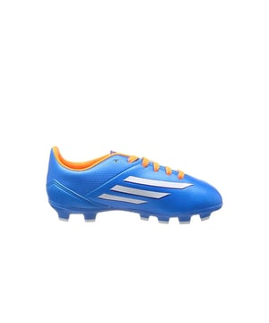 El Adidas F5 TRX FG Junior F32750 es un modelo de alta calidad en la gama de zapatos de fútbol para niños. La única construcción de Adidas garantiza una flexibilidad excepcional y un agarre sobresaliente, mientras que los materiales superiores sintéticos aseguran un peso óptimo y una protección durante todo el año. En particular, este modelo sobresale en la permeabilidad del vapor, expulsando efectivamente la humedad generada durante el juego hacia el exterior.

El Adidas F5 TRX FG Junior ofrece una comodidad única y un excelente soporte de pies, gracias a la incorporación de elementos de construcción modernos de Adidas que mejoran el rendimiento del jugador en el campo. Usando el calzado de Adidas, los futbolistas jóvenes se transforman en depredadores implacables. Con una combinación de tecnologías de vanguardia y un diseño notable, estas botas son una excelente opción que garantiza una experiencia de juego agradable.