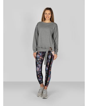 Aanpasbaar model
Midden taille
Taps toelopende benen
Brede elastische taille
Zijnaden langs de benen
Patch met de merknaam en het logo op de linkerkant
Gemaakt van hoogwaardige stof