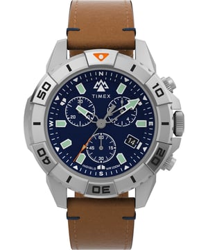 Deze Timex Ridge Chrono Chronograafhorloge voor heren is het perfecte uurwerk om te dragen of cadeau te doen. De zilveren 42 mm ronde kast in combinatie met de comfortabele bruine leren horlogeband zorgt ervoor dat je optimaal kunt genieten van dit prachtige uurwerk zonder enige concessies. Aangedreven door een hoogwaardig quartzmechanisme en waterbestendig tot 10 bar, blijft je horloge tikken. Onze 42 mm Expedition North® Ridge Chronograaf verenigt robuust ontwerp en duurzame materialen met zijn duurzame metalen kast en milieuvriendelijke vegan leren band gemaakt van maïs polyolen. Dit chronograafhorloge heeft een kalenderfunctie: datum, stopwatch en Indiglo-verlichting. Hoogwaardige bruine leren band van 21 cm lengte en 20 mm breed met een gesp. Kastdiameter: 42 mm, kastdikte: 13 mm, kastkleur: zilver en wijzerplaatkleur: blauw.
