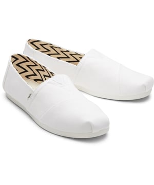 Maak kennis met de stijlvolle witte espadrilles van TOMS, gemaakt van gerecycled katoen canvas. Deze milieuvriendelijke schoenen hebben een bovenwerk, voering en inlegzool van gerecycled katoen, met een indrukwekkende 50% gerecycled katoeninhoud. De buitenzool is ontworpen om zowel duurzaam als flexibel te zijn, terwijl de comfortabele binnenzool 50% eco-inhoud heeft, bestaande uit 25% gerecycled PU-schuim, 15% gerecycled rubber en 10% bio-olie. Bovendien beschikken deze espadrilles over elastische inzetstukken, die zorgen voor een gemakkelijke en comfortabele pasvorm. Kies voor deze duurzame espadrilles om een modieuze statement te maken, terwijl je het milieu ondersteunt.