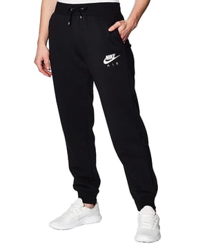 Nike Air Slim Fit Jogger Schwarz.    
Nike Air Logo in der Nähe der linken Tasche.    
Zwei Seitentaschen, eine Gesäßtasche.   
Weich gebürstetes, mit Fleece gefüttertes Material.    
Gummizug in der Taille mit Kordelzug.  
Gummizug unten / Saum.
