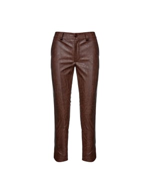 Deze 7/8 lengte broek is gemaakt van chocoladebruin kunstleer. Er is een tailleband van 5 cm met riemlussen in dezelfde stof. De broek sluit aan de voorkant met een kunstlederen knoop en rits. Aan de zijkanten zitten diagonale steekzakken. Aan de buitenkant van de zoom zit een afgeronde split. Draag met een nauwsluitende polo en sneakers voor een casual chic vibe.