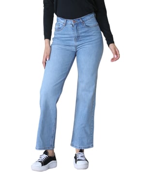 MYT dames wijde pijpen High Waisted jeans zijn gemaakt van hoogwaardige denimstof.- -. Hij zit hoog en nauwsluitend op de taille met een dramatisch A-lijn beensilhouet dat naadloos aansluit op je heupen.- -. De five-pocket styling en knoop- en ritssluiting zorgen voor een klassieke touch. Een merklabel op de achterkant zorgt voor een kenmerkende afwerking. De stof is gemengd met 2% elasthaan wat lichte bewegingsvrijheid en comfort geeft.- -. Het klassieke wide leg straight fit ontwerp van deze jeans voor dames maakt hem ongelooflijk veelzijdig.- -. Combineer ze met je favoriete blouse of een casual T-shirt.