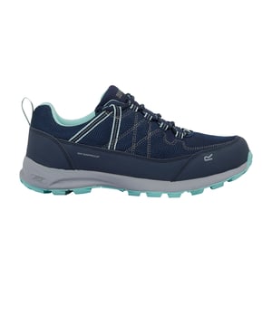 Gewebetechnik: Atmungsaktiv, Hydropel, Isotex, Wasserbeständig, winddicht. Obermaterial: langlebig, Netzmaterial, Nylon, PU (Polyurethan), gewebter Stoff. Marke: Regatta. Zum Schnüren. Ösen: 4. EVA-Fußbett, Für verbesserte Traktion, Geformt, Neopren-Kragen, Anziehlasche, Versiegelte Nähte. Absatz: Flacher Absatz. niedrig geschnitten. Design: Kontrast Detail, Logo, Aufschrift. Zehenstil: Rund. Sohle: Flexibel, Leicht, XLT.