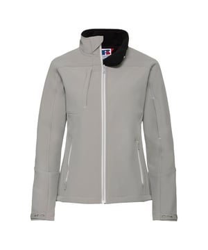 Softshell-jas met een tijdloos design. Zeer water- en windbestendig. Eigentijdse pasvorm. Contrasterende ritsen en accenten voor een verfijnde look. Bedekte zakken met rits: één op de borst en één op de mouw. Bescherming van de kinbeschermer. Opstaande kraag en binnenste stormflap om wind en tocht af te weren. Verstelbare mouwzomen met geïnjecteerde manchetknopen en lusaanrakingssluiting. Materiaal: 94% Polyester, 6% Elastaan.