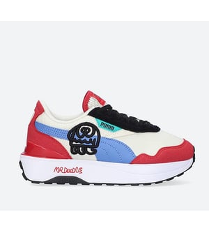 Sam Cox es un artista de Londres reconocido por sus dibujos de línea "Graffiti Spaghetti". Para su segunda colección con Puma, sus garabatos se crean con una línea continua. La adición específica de nuestra mujer a la familia Rider está inspirada en autos antiguos con un diseño lúdico con una suela exterior apilada, texturas táctiles y garabatos extravagantes.
DETALLES
Silueta de arranque bajo
Nylon y malla superior con cuero y superposiciones de gamuza
Desmontia de IMEVA
Suela de goma
Cierre de encaje para un ajuste cómodo
Doodle bordado en el lado lateral
Chenille Eyestay
Puma Formstrip en el lado lateral
Puma x Mr Doodle Synthetic Etiqueta en la lengua
Etiqueta Puma Wordmark debajo de Eyestay