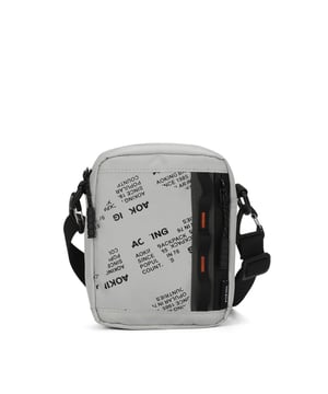 Bolso bandolera unisex. El cierre es con cremallera. Los bolsillos internos son uno abierto. Los bolsillos externos son uno frontal con cremallera. La bandolera es ajustable y extraíble en tejido. Falta el mango. Hay un compartimento interno. El material exterior es poliéster. Internamente está forrado en poliéster. Medidas: 12,5x5x16 cm. Producto de moda