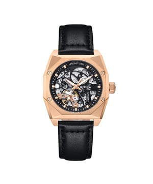 Kast van 316L chirurgisch roestvrij staal, automatisch uurwerk met juwelen, 22 juwelenlagers, gangreserve van 36 uur, slagen per uur (BPH): 21.600/uur, mineraalglas met saffiercoating, skeletkleurige wijzerplaat, kijkachterkant om het uurwerk te bekijken, kroon van roestvrij staal met gegraveerd logo, band van echt leer, sluiting van roestvrij staal met gegraveerd logo, lichtgevende wijzers van Super-LumiNova, lichtgevende markeringen, kastbreedte van 37 mm, polsomtrek van 170-220 mm, waterbestendigheid tot 3 ATM.