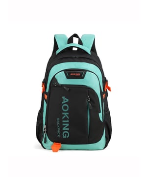 Mochila unisex. El cierre es con cremallera. Los bolsillos internos son uno abierto. Hay tres bolsillos externos con cremallera y dos laterales abiertos. Falta la correa para el hombro. El asa es de tela. Hay un compartimento interno. El material exterior es poliéster. Internamente está forrado en poliéster. Medidas: 32x18x45 cm. Producto de moda