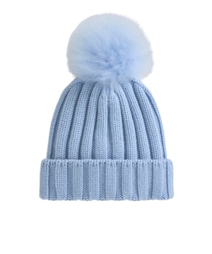 Entdecken Sie stilvolle Wärme und Funktionalität mit dieser Damen-Strickmütze. Das gerippte Design verleiht der Mütze eine klassische und zeitlose Optik. Die umgeschlagene Krempe sorgt für einen perfekten Sitz und zusätzlichen Schutz vor Kälte. Ein besonderes Highlight ist die per Magnet abnehmbare Bommel, die für vielseitige Styling-Optionen sorgt. Das dezente Label-Etikett an der Krempe rundet das Design elegant ab. Hergestellt aus hochwertigen Materialien, bietet die Mütze optimalen Tragekomfort und hält Sie angenehm warm. Ideal für kalte Wintertage, kombiniert sie Funktionalität mit modischem Chic. Die sorgfältige Verarbeitung garantiert Langlebigkeit und Beständigkeit. Diese Strickmütze ist ein unverzichtbares Accessoire für jede Wintergarderobe. Setzen Sie ein modisches Statement und genießen Sie die perfekte Mischung aus Stil und Komfort.