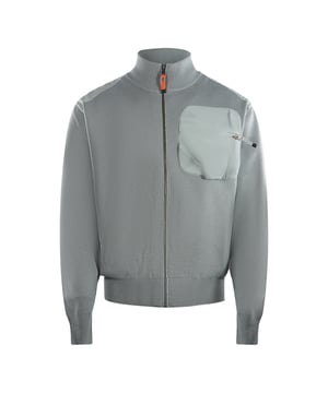 Parajumpers Shark Grey Strickjacke. Bleiben Sie warm und stilvoll in der Parajumpers Grey Knit Jacket. Diese luxuriöse Herrenjacke ist aus Strick gefertigt. Verzichten Sie nicht auf Stil zugunsten von Komfort - setzen Sie ein Zeichen! 1 große Tasche auf der Brust mit Reißverschluss. Reißverschlusstasche am linken Ärmel, elastische Bündchen und Saum. 70% Wolle, 30% Polyacryl. Stil: Redeem 0220