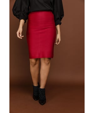 Falda roja tejida en tejido elástico. Cierre con cremallera oculta en la espalda. Largo por debajo de la rodilla. Entallada. Accesorios no incluidos. 100% elastán / poliamida. Nuestra modelo mide 175 cm y lleva la talla 36/S. Medidas para la talla 38/M (en cm): Cintura-32, Caderas-39, Largo del cuerpo-62.