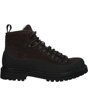Boots der Marke Blackstone. In der Farbe COFFEE. Hergestellt aus Suede mit einem Futter aus Sheepskin insole. Dieser Schuh ist mit einer Profile Sohle gefertigt.