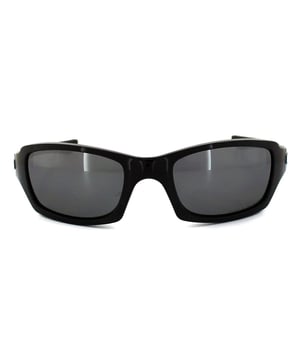 Oakley Zonnebril Fives SquaRood 9238-06 Gepolijst zwart zwart iridium gepolariseerd zijn in onze mening Classic Design en Sweeping Styling maken de Oakley Fives zonnebril een firma Favoriet. Perifere duidelijkheid en bRoode vergezichten duwen de grenzen van traditionele brillen tijdens het brenging van impactbescherming voor het kleinere middenvlak. Dit is ook een van de goedkoopste in het Oakley-assortiment dat u de hoge kwaliteit van Oakley biedt voor een koopje. Dit is de bijgewerkte versie van dit model met unobtanium-neuskussens voor een veilige pasvorm die de grip met transpiratie verhoogt.