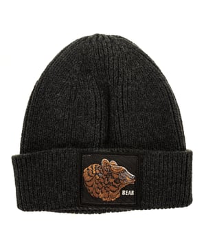 Cap man John Frank. 
 Dark gray color 
 Cap with very nice touch. 
 Cap with stitched hem and printed bear. 

 Composition: 86% Acrylic- 9% Polyester - 5% Polyamide 

 Cares: 
 - Hand wash at max. 30th. 
 - Do not use bleach. 
 - Does not allow the use of dryer. 
 - Iron at max. 110º. 
 - Do not dry clean.