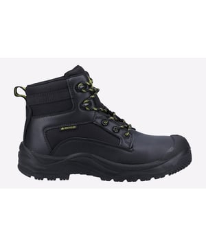 Amblers Safety präsentiert den 501R S1P, einen umweltfreundlichen, metallfreien Sicherheitsschuh, der aus 57 % recyceltem Vorab-Consumer-Leder und einer 100 % recycelten Mesh-PET-Futter gefertigt ist, mit umweltfreundlichen Zugschlaufen und Einlegesohlen sowie einer 15 % recycelten Gummisohle.
- Vollständig metallfreie Sicherheitsschuhe
- Hergestellt aus 57 % recyceltem Vorab-Consumer-Leder
- Recyceltes Mesh-Futter, Zunge und gepolsterter Kragen
- Zugschlaufe aus recyceltem Nylon auf der Rückseite
- Herausnehmbare PU-Einlegesohle mit recyceltem Mesh-Futter
- Vorgeformte PU-Schutzkappe für zusätzliche Haltbarkeit
- Integrierte PU-Zwischensohle für mehr Komfort