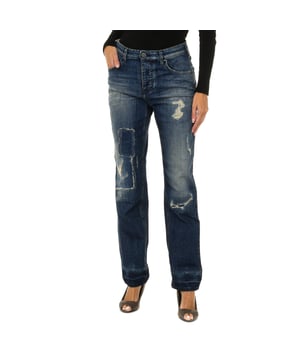 Lange Jeans.
 Farbe blau
 Gürtel mit Gürtelschlaufen.
 Knopfverschluss auf der Vorderseite.
 Zwei Vordertaschen und eine Minitasche.
 Zwei Taschen auf der Rückseite mit dem Logo.
 Jungenhafte Passform.
 Abgenutzter und kaputter Effekt.
 Passende sichtbare Nähte.

 Zusammensetzung:
 98% Baumwolle - 2% Elastan.

 Waschanleitung:
 - Maximal bei 30ºC waschen.
 - Bügeln bei mittlerer Temperatur, max. 110 ° C.
 - Erlaubt die Verwendung eines Trockners.
 - Verwenden Sie keine Bleichmittel.
 - Es unterstützt nicht die chemische Reinigung.
 Zusammensetzung: 98% Baumwolle, 2% Elastan
 Pflege:
Maximal bei 30ºC waschen.
 - Bügeln bei mittlerer Temperatur, max. 110ºC.
 - Erlaubt die Verwendung eines Trockners.
 - Keine Bleichmittel verwenden.
 - Kann nicht chemisch gereinigt werden.