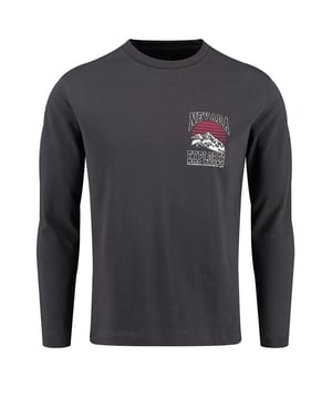 Entdecke das Key Largo Longsleeve für Herren - dein neues Lieblingsstück, das Style und Komfort perfekt miteinander vereint. Dieses Langarmshirt überzeugt mit einem markanten Look und durchdachten Details. Der große Backprint zieht alle Blicke auf sich und verleiht deinem Outfit eine dynamische Note, während der dezente Frontprint auf der linken Seite für eine coole Balance sorgt.  Der klassische Rundhalsausschnitt und die durchgehende Rückennaht unterstreichen den modernen, aber zeitlosen Charakter dieses Longsleeves. Es ist normal geschnitten und sitzt dank seiner hochwertigen Materialien stets bequem und angenehm auf der Haut.  Ob lässig zur Jeans oder als stylischer Kontrast unter einer Jacke - das Key Largo Longsleeve ist vielseitig kombinierbar und bietet dir hohen Tragekomfort bei jedem Anlass. Hol dir dieses Shirt und bring frischen Wind in deine Garderobe!