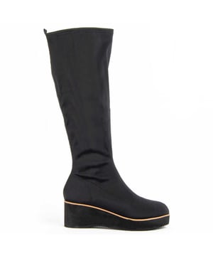 Bota de cuña para mujer. Calce cómodo. Plantilla acolchada de piel natural. Fabricado por otras marcas para nuestra marca. Medidas aproximadas: 6 cm de cuña, 2 cm de plataforma, 37 cm alto de caña y 12 cm ancho de caña.