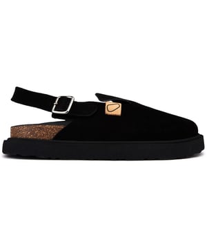 Pisa con estilo en las chanclas Frank de Good News. Diseñadas con una parte superior de ante cosida a mano y una robusta hebilla para un ajuste perfecto, estas sandalias son tan cómodas como elegantes e individuales. La plantilla forrada de cuero y la suela ligera aseguran una sensación despreocupada. Sus características sostenibles las convierten en una elección ecológica.