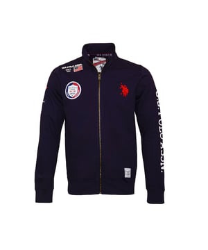 Comfortabel sweatjack voor heren van het merk US Polo ASSN. Zeer aangenaam om te dragen, comfortabel en sportief gesneden tegelijk. Twee zijzakken bieden ruimte voor spullen. Dankzij het eenvoudige ontwerp kan dit kledingstuk met veel kledingstukken worden gecombineerd.