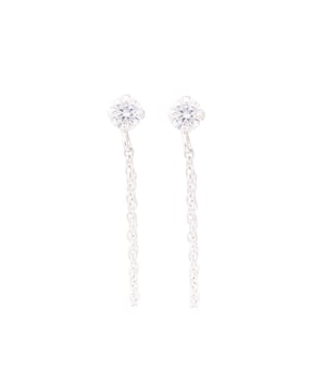 Pendientes essential de plata de ley 925 y circonita brillante con acabado en baño de rodio. Essential encarna la sencillez refinada, piezas atemporales con líneas suaves y el brillo adicional de las circonitas. Joyas básicas sin pretensiones que son perfectas para el uso diario, pero también pueden funcionar en ocasiones especiales.