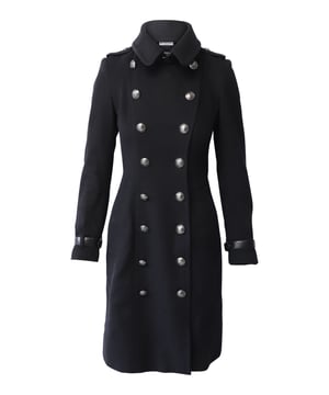 VINTAGE, UVP WIE NEU  
Schick, klassisch und retro-modern, ist dieser taillierte Trenchcoat von Burberry aus schwarzer Wolle gefertigt und weist Lederdetails am Kragen und an den Ärmelbündchen auf. Rückenschlitze verleihen der Midi-Länge Struktur, und lange Ärmel halten Sie warm, wenn die Kälte in die Luft zieht. Der schlichte Kragen trägt zum zeitlosen Reiz dieses unverzichtbaren Stils bei.  

Burberry Taillierter Trenchcoat mit Lederdetails aus schwarzer Wolle  
Abnutzungsspuren: rissiger Lederriemen am Kragen, Fussel- und Staubflecken  
Zustand: Gut  
Farbe: Schwarz  
Material: Wolle  
Größe: UK6/US4/IT38  
SKU: 246617