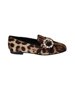 Marca: Dolce & Gabbana.
  Estilo: Mocasines planos.
  Color: Marron.
  Material: 90% algodon 10% viscosa.
  Suela: Cuero.
  Cuenta con estampado de leopardo y detalle de gemas de cristal.
  Puntera redonda.
  Plantilla de piel con logotipo cosido.
  Alta calid.