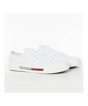 Stellen Sie die stilvollen Low-Top-Trainer von Tommy Jeans vor, die aus atmungsaktiver Baumwollleinwand gefertigt sind. Das Baumwollfutter sorgt für maximalen Komfort, während die vulkanisierte Gummisohle und die Bio-Verbundsohle eine hervorragende Haltbarkeit und Traktion bieten. Die recycelten weißen Baumwollobermaterialien machen sie zu einer umweltfreundlichen Wahl, ohne die Qualität zu beeinträchtigen.