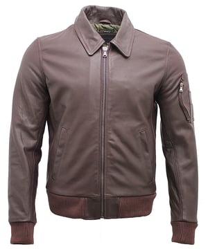 Invierta en esta chaqueta de cuero atemporal, confeccionada con cuero de vaca auténtico. Esta chaqueta bomber tiene un cuello camisero clásico, es corta y cuenta con 3 bolsillos externos con cremallera para mayor practicidad. Para brindar un ajuste más personalizado, la chaqueta cuenta con dobladillo y puños acanalados. Aporte un toque elegante a su guardarropa con esta chaqueta de cuero simple pero elegante y duradera.