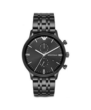 Diese Armbanduhr hat ein stilvolles schwarzes Zifferblatt mit Datumsfunktion, Chronograph und schicken silbernen Stabindexen und schlanken silbernen Zeigern. Sie wird von einem hochwertigen Quarzwerk angetrieben und hat ein schwarzes Armband. Breite 43 mm