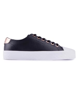La BOSS Aiden Cup es una zapatilla versátil con un diseño limpio. Esta zapatilla elegante e informal de perfil bajo presenta una parte superior suave y suela de goma. Este moderno zapato de diseño negro tiene ojales de metal dorado. un talón reforzado dorado brillante y el logo característico de BOSS en el lateral.