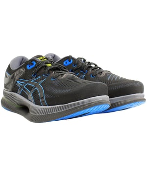 Asics MetaRide Heren Hardlooptrainers â€" een hoogtepunt van geavanceerde technologie en strak design, gemaakt om je hardloopervaring te verbeteren. Ontworpen door Asics, een merk dat synoniem staat voor innovatie en prestaties, zijn deze trainers voorzien van belangrijke elementen die hen onderscheiden voor de toegewijde mannelijke loper. Hier zijn de opvallende kenmerken van de Asics MetaRide:

 Guidesole Technologie:  De MetaRide maakt gebruik van baanbrekende Asics Guidesole technologie, ontworpen om uw natuurlijke loop te optimaliseren. Deze technologie bevordert de efficiëntie door het verminderen van flexie van de enkel en het verbeteren van voorwaartse voortstuwing, wat leidt tot een soepeler en meer energie-efficiënte stap.

 FlyteFoam Propel tussenzool:  De tussenzool is uitgerust met FlyteFoam Propel, dat lichtgewicht demping en uitzonderlijke energieteruggave biedt. Deze functie zorgt voor een responsieve en comfortabele rit, of je nu kilometers op de weg maakt of uitdagende terreinen aanpakt.

 GEL dempingssysteem:  Asics' GEL demping is strategisch geplaatst in de belangrijkste impactgebieden en zorgt voor superieure schokabsorptie. Deze functie verbetert het algehele comfort en vermindert de impact op gewrichten tijdens elke stap.

 MetaClutch-technologie voor hielpasvorm:  De MetaClutch-technologie in de hielcontour is ontworpen voor een veilige en persoonlijke pasvorm en zorgt voor stabiliteit en ondersteuning tijdens intensieve runs.

 Asics kwaliteit vakmanschap:  Asics staat bekend om zijn toewijding aan kwaliteit en de MetaRide zwarte herentrainers zijn een voorbeeld van deze toewijding. Deze sportschoenen zijn gemaakt om de ontberingen van regelmatig hardlopen te weerstaan, waardoor duurzaamheid en betrouwbaarheid gegarandeerd zijn.