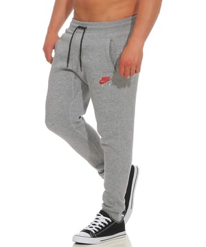 Nike Air slim fit joggingbroek grijs. Nike Air-logo bij de linkerzak. Twee zijzakken, enkele achterzak. Zacht geborstelde fleece gevoerde stof. Elastische taille met trekkoord. Elastische zomen.