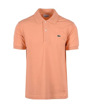 Das Lacoste Herren-Polo mit kurzem Arm, klassischem Polokragen und Knopfleiste ist das ultimative Basic für einen zeitlosen und lässigen Look. Mit dem unifarbenen Design, dem legendären Krokodillogo und dem bequemen Regular Fit verkörpert es den unverkennbaren Stil der Marke.