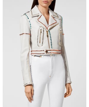 Verfraaid  Nappa crop perfecto met studs. Plein Signature is aangebracht op de rug. Ritssluiting en zakken en manchetten met rits. Binnenvoering.
