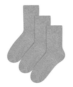 Cuando el buen tiempo llega a su fin y da paso al otoño y al invierno, necesitarás los calcetines de vestir adecuados para el día a día para mantenerte cómodo y abrigado. ¡Estos calcetines de vestir de lana acanalada de Steven son el pack ideal! Estos calcetines de lana para hombre han sido diseñados con una pernera acanalada para maximizar la comodidad y ayudar a que se mantengan en pie durante todo el día, además son suaves, delicados y te mantendrán muy abrigado durante los días más fríos. La lana es un gran material que tiene muchas propiedades: es antialérgica, antifúngica y antibacteriana, absorbe perfectamente la humedad, además, la fibra de lana es extremadamente fina, delicada al tacto. También vienen en 3 pares por paquete, ¡lo que significa que tendrás pares para toda la vida! Los calcetines vienen en 6 colores diferentes, ¡así que hay para todos los gustos! Son los siguientes: Gris, Negro, Beige, Azul Marino, Verde y Carbón. Tanto si prefieres un negro tradicional como un azul marino clásico, tenemos algo que se adapta a tu estilo. Estos calcetines para hombre están disponibles en 2 tallas: 7-9 UK, 10-13 y están hechos de 72% Lana, 26% Poliamida, 2% Elastano. Hay 6 colores para elegir y son totalmente lavables a máquina.