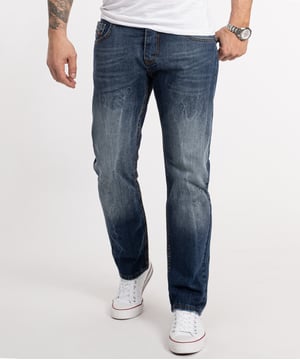 Ein Klassiker für Arbeitsalltag, Freizeit und Urlaub ist die Blue Jeans im Comfort Fit! Viele unserer hell- bis dunkelblauen Herren Jeans gefallen mit coolen Waschungen im Used-Look. Die lässig sitzenden Hosen verfügen über gerade geschnittene Beine, das typische 5-Pocket-Design und ein Rock-Creek Patch. Neben praktischen Bundschlaufen besitzen sie einen Verschluss mit Knöpfen oder Zipper. Unsere Herren Jeans bestehen zu 100% aus Baumwolle oder haben einen hohen BaumwollAnteil. Bei einigen Modellen sorgt ein Stretch-Anteil für die perfekte Passform.