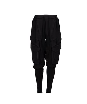 El color uniforme de estos pantalones hace que sean increíblemente versátiles y fáciles de combinar con diferentes elementos del vestuario, ideales tanto para el día a día como para ocasiones más formales.

Estos joggers no solo son cómodos, sino también estilosos, lo que los hace perfectos tanto para actividades físicas como para estilismos diarios, combinando comodidad y diseño moderno.

Los cordones decorativos en la cintura añaden carácter y unicidad, permitiendo destacar de forma sutil el estilo individual, y al mismo tiempo permitiendo un ajuste perfecto al cuerpo.

Los pantalones están cosidos con atención a los más pequeños detalles, lo que garantiza su durabilidad y resistencia, además de añadir un aspecto elegante que destaca entre otros modelos.

Los grandes puños en los tobillos no solo añaden un carácter deportivo, sino que también aseguran que los pantalones se ajusten perfectamente y no se muevan durante el uso, aumentando así el confort.

Los grandes bolsillos con cierre son prácticos y funcionales, permitiendo el almacenamiento seguro de necesidades como el teléfono, las llaves o la cartera, sin preocuparse de perderlos.

Producidos en Italia, estos pantalones garantizan la más alta calidad de fabricación y materiales, lo que es sinónimo de lujo y precisión, como ofrece la moda italiana, conocida en todo el mundo.