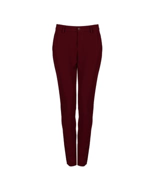Ajuste a medida que realza la figura y proporciona un aspecto elegante, perfecto tanto para el día a día como para ocasiones más formales.

Abrochados con cremallera y un botón con logo, lo que les da un carácter único y garantiza comodidad y la seguridad de que los pantalones permanecerán en su lugar durante todo el día.

Perneras ligeramente estrechas que ofrecen un look moderno y hacen que los pantalones se combinen bien con diferentes tipos de calzado, desde elegantes zapatillas hasta deportivas sneakers.

La cintura media proporciona confort al llevarlos, al mismo tiempo que acentúa la cintura y añade armonía a la figura.

Con bolsillos laterales, que no solo son prácticos, sino que también añaden un encanto casual a los pantalones, permitiendo almacenar objetos pequeños.

En el bolsillo trasero, un detalle de la marca que destaca sutilmente y añade exclusividad y un carácter único a los pantalones.

Confeccionados con tejido de alta calidad que asegura durabilidad, comodidad y un aspecto elegante, lo que hace que los pantalones sean una prenda de larga duración.