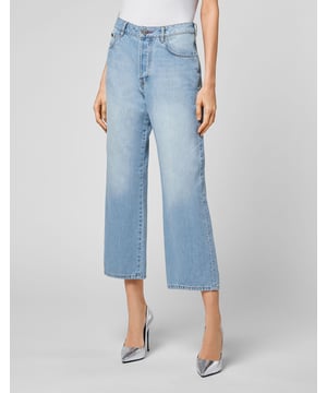 Pantalones de 5 bolsillos confeccionados en denim lavado a la piedra. Cierre de un solo botón metálico. La etiqueta de la marca está cosida en la parte trasera de la cintura. Corte: Loose.